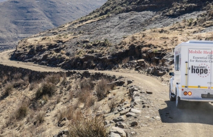 Solidarmed: Hilfe dort leisten, wo sie nötig ist. Ein Gesundheitsmobil bringt Gesundheitsversorgung in abgelegenste Dörfer.